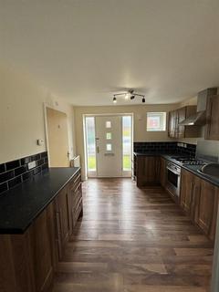 3 bedroom semi-detached house to rent, Sandwell Park, Kingswood, Hull