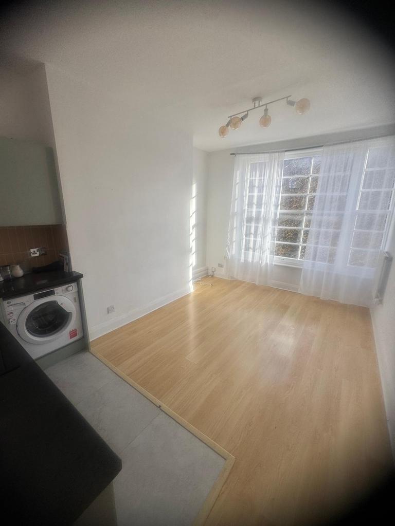 2-bedroom flat on Cliff Road, NW1 9 AP