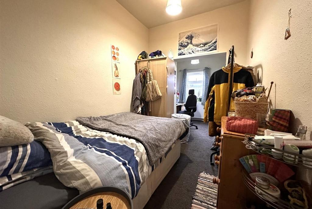 Cosy single bedroom with a comfortable bed, sof...