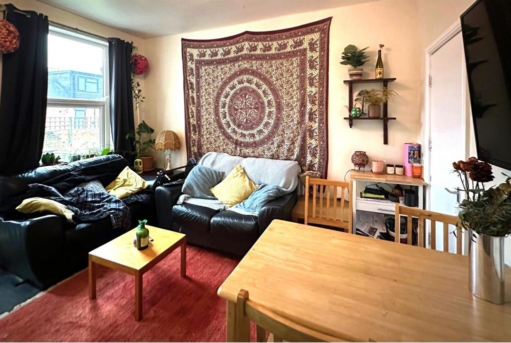 Bright, cosy living room with comfy leather sof...
