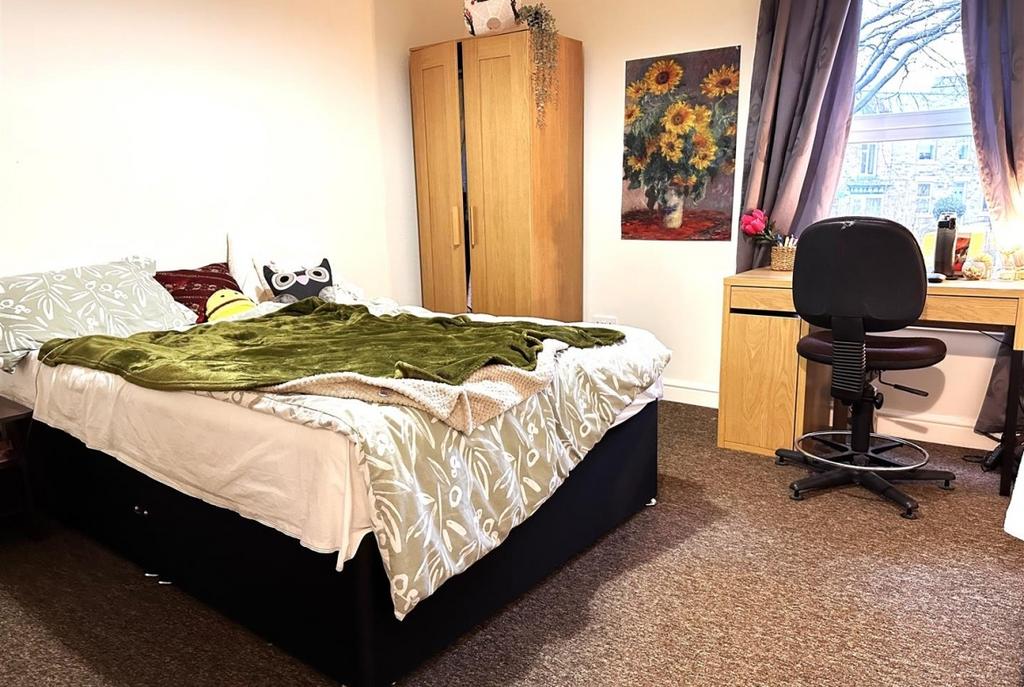 Bright, well-kept double bedroom with a comfort...