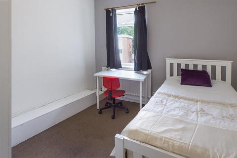 4 bedroom terraced house to rent, Thackeray Road, Portswood, Southampton
