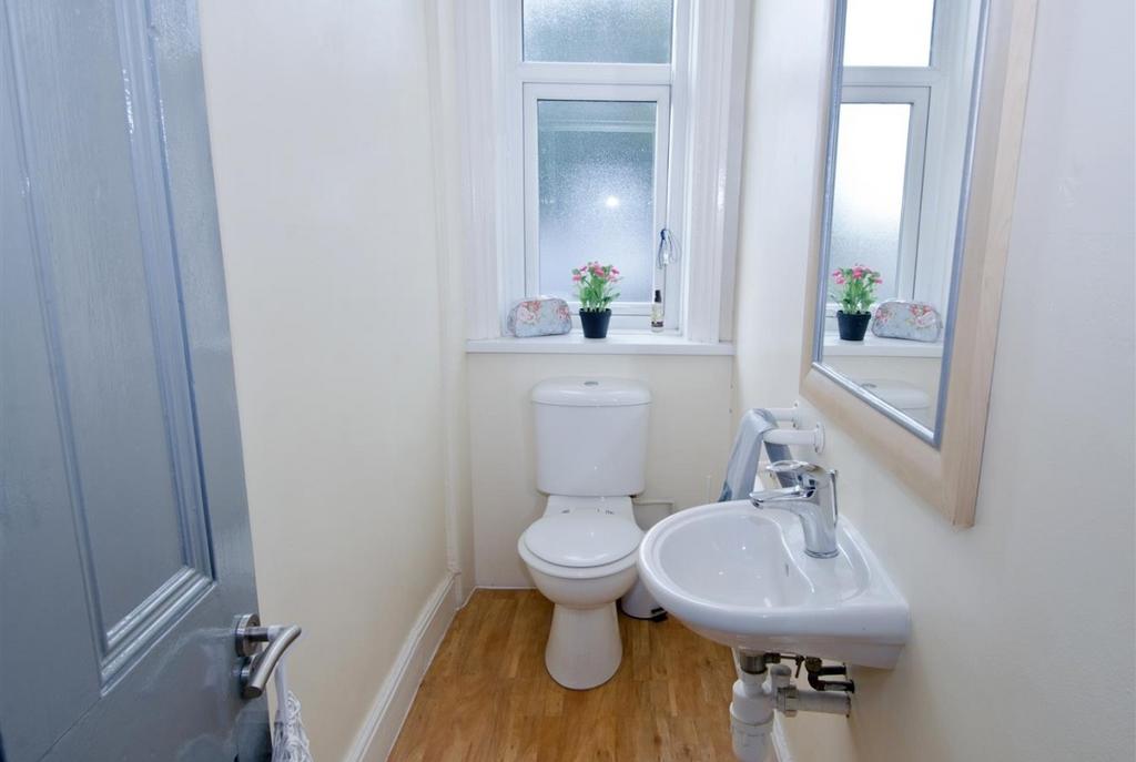 Bright, well-maintained bathroom with a contemp...