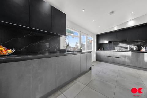 4 bedroom semi-detached house to rent, Playfield Avenue, Romford RM5