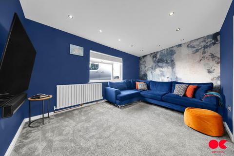 4 bedroom semi-detached house to rent, Playfield Avenue, Romford RM5
