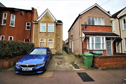 2 bedroom apartment to rent, Pembroke Road, London E17