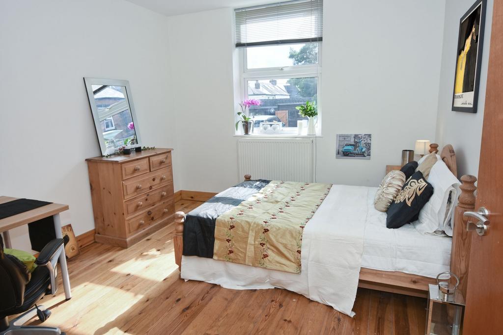 Bright, neatly presented double bedroom with wo...