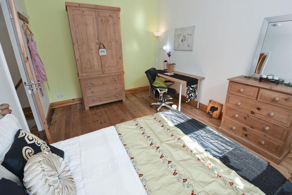 Bright, well-kept double bedroom with wooden fl...