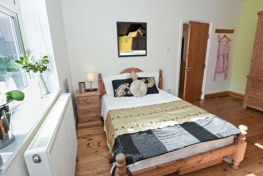 Bright, tidy double bedroom with wooden floorin...