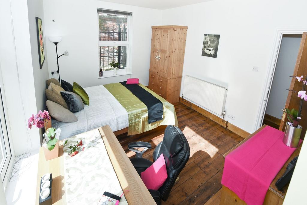 Bright, well-presented double bedroom with a co...