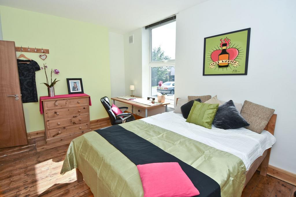 Bright, freshly decorated double bedroom with w...