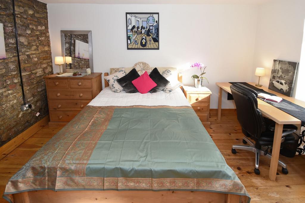 Bright, well-presented bedroom with a comfy dou...