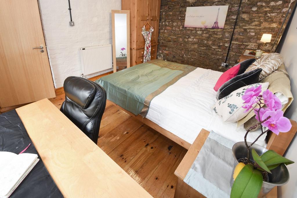 Bright, well-presented double bedroom with wood...