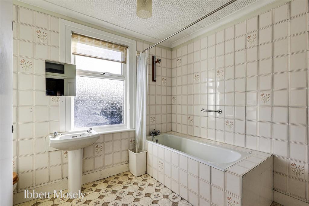 15 Bathroom.jpg