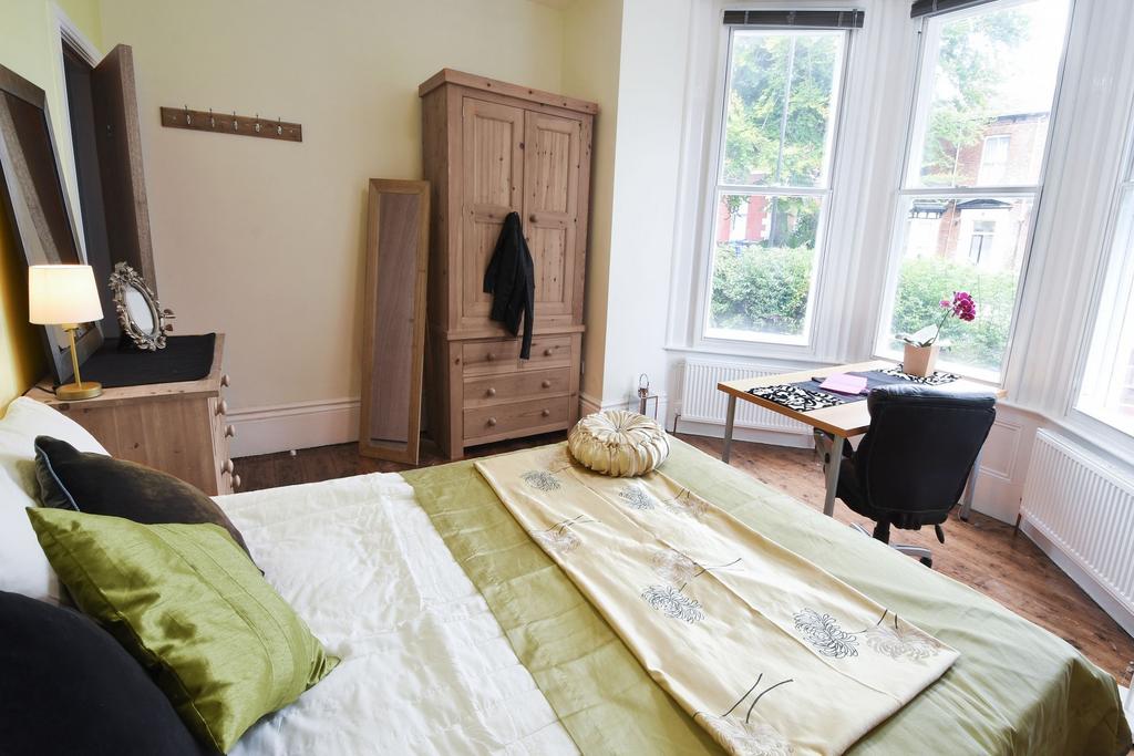 Bright, well-furnished bedroom with a comfortab...
