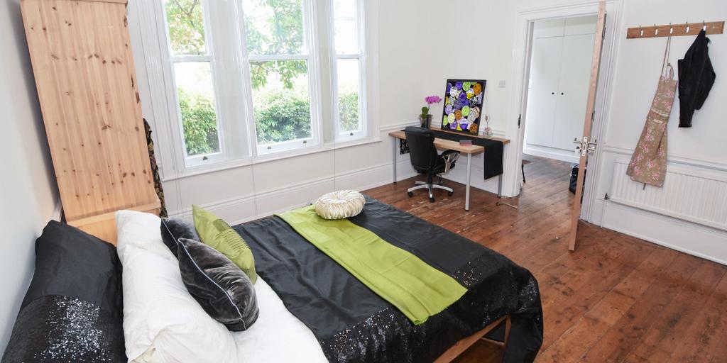 Bright, well-presented double bedroom with larg...