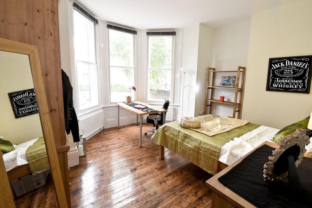 Bright, well-presented bedroom with large bay w...