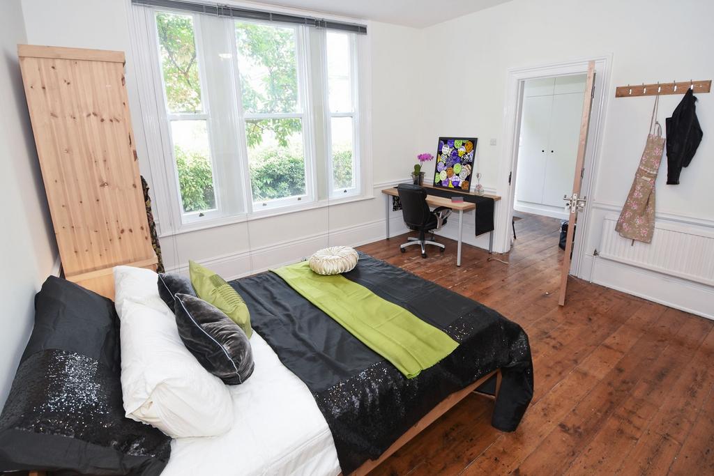Bright, well-presented double bedroom with larg...