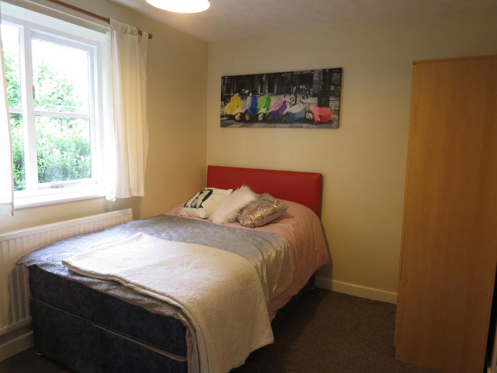 A cozy and inviting double bedroom with good na...