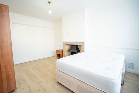 Studio to rent, Conway Crescent, Perivale UB6
