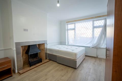 Studio to rent, Conway Crescent, Perivale UB6