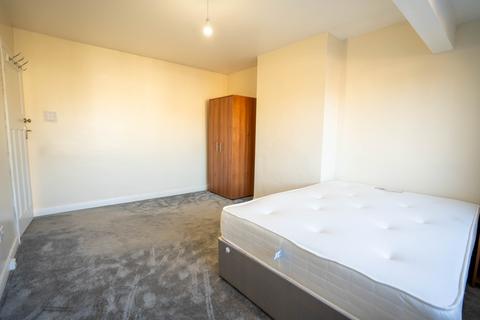 Studio to rent, Conway Crescent, Perivale UB6
