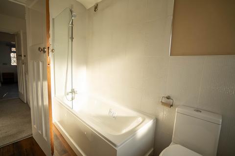 Studio to rent, Conway Crescent, Perivale UB6