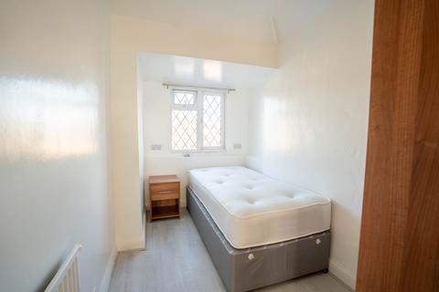 Studio to rent, Conway Crescent, Perivale UB6