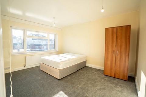 Studio to rent, Conway Crescent, Perivale UB6