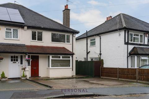 3 bedroom semi-detached house to rent, Horsley Close, Epsom