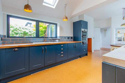 3 bedroom semi-detached house to rent, Roath Court Road, Cardiff CF24