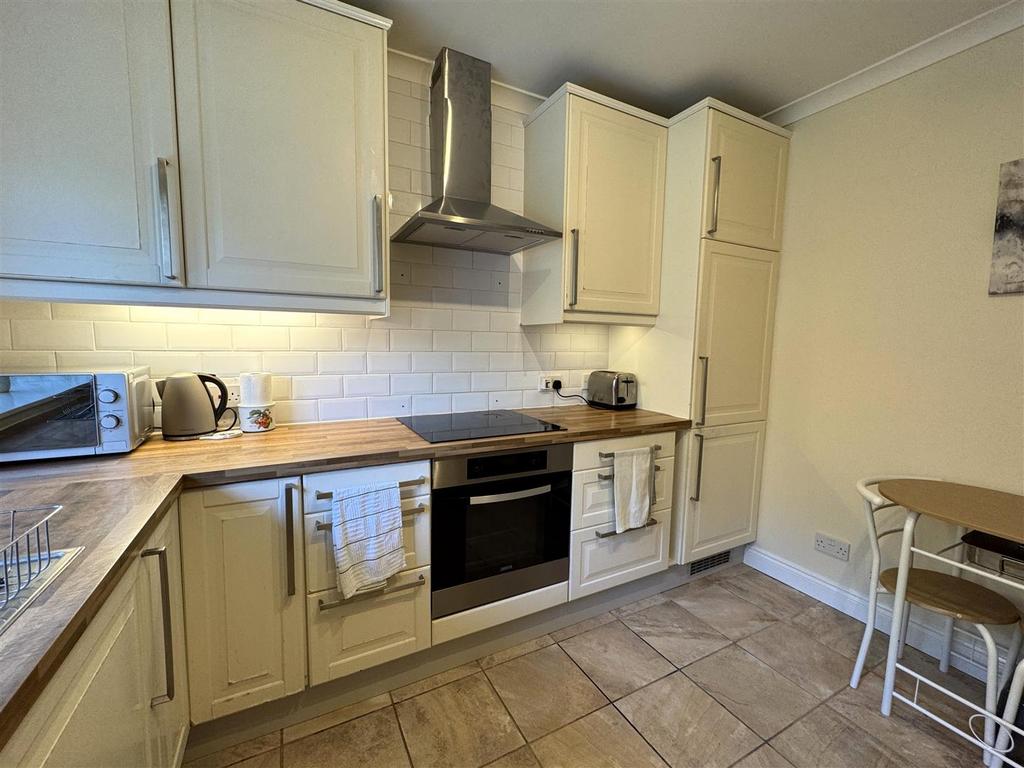 Kitchen 2.jpg