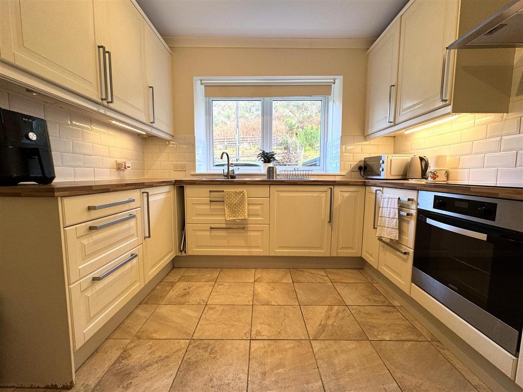 Kitchen 1.jpg