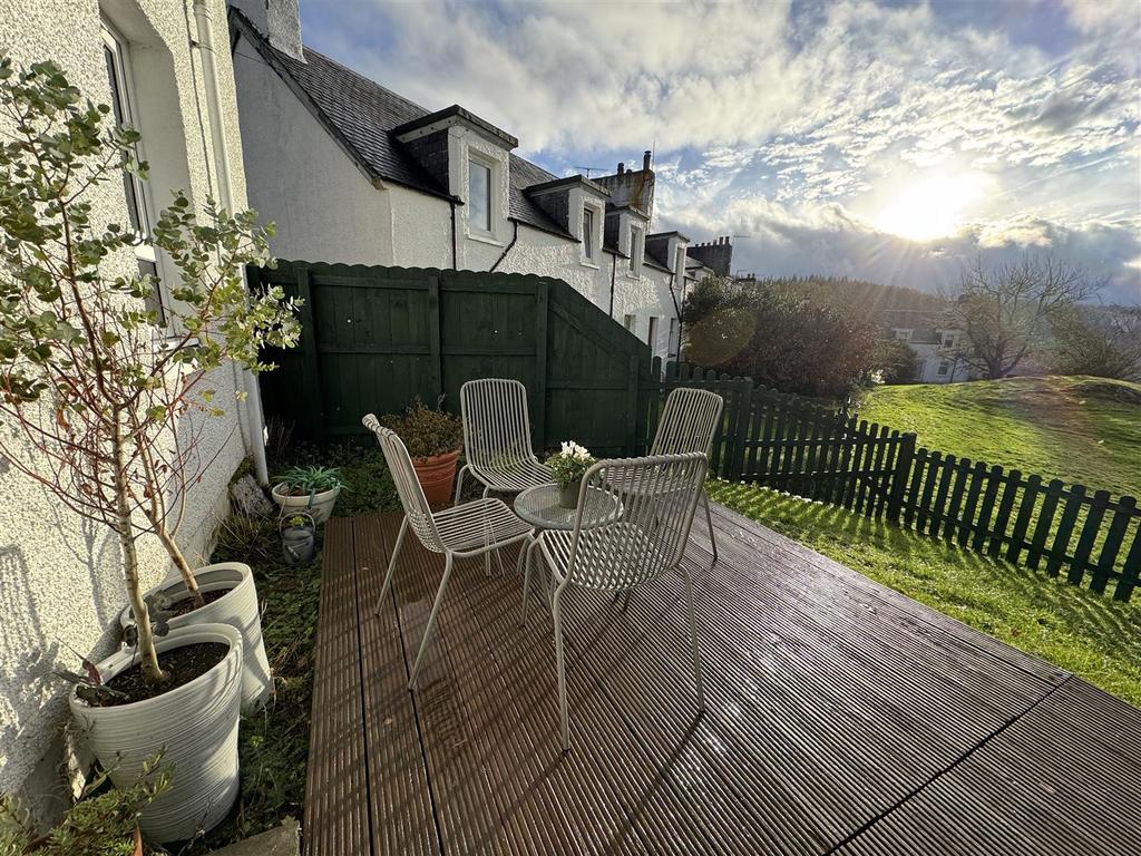 Decking to front.jpg