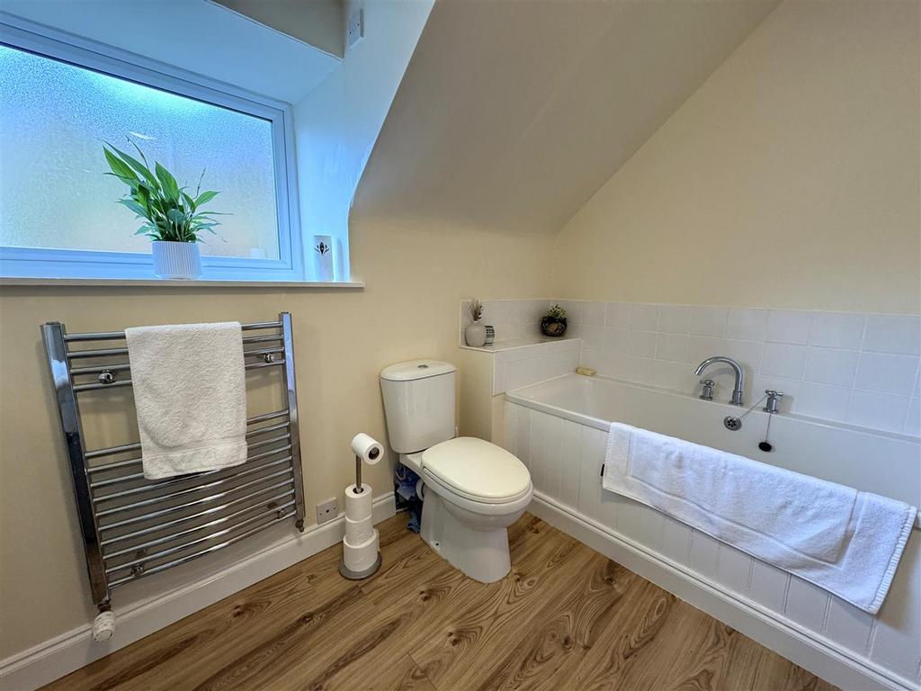 Bathroom 2.jpg