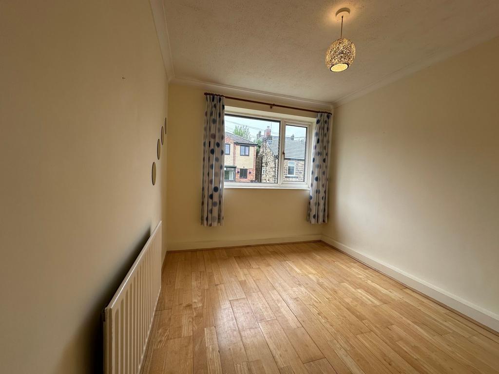 Bright, unfurnished single bedroom with warm wo...