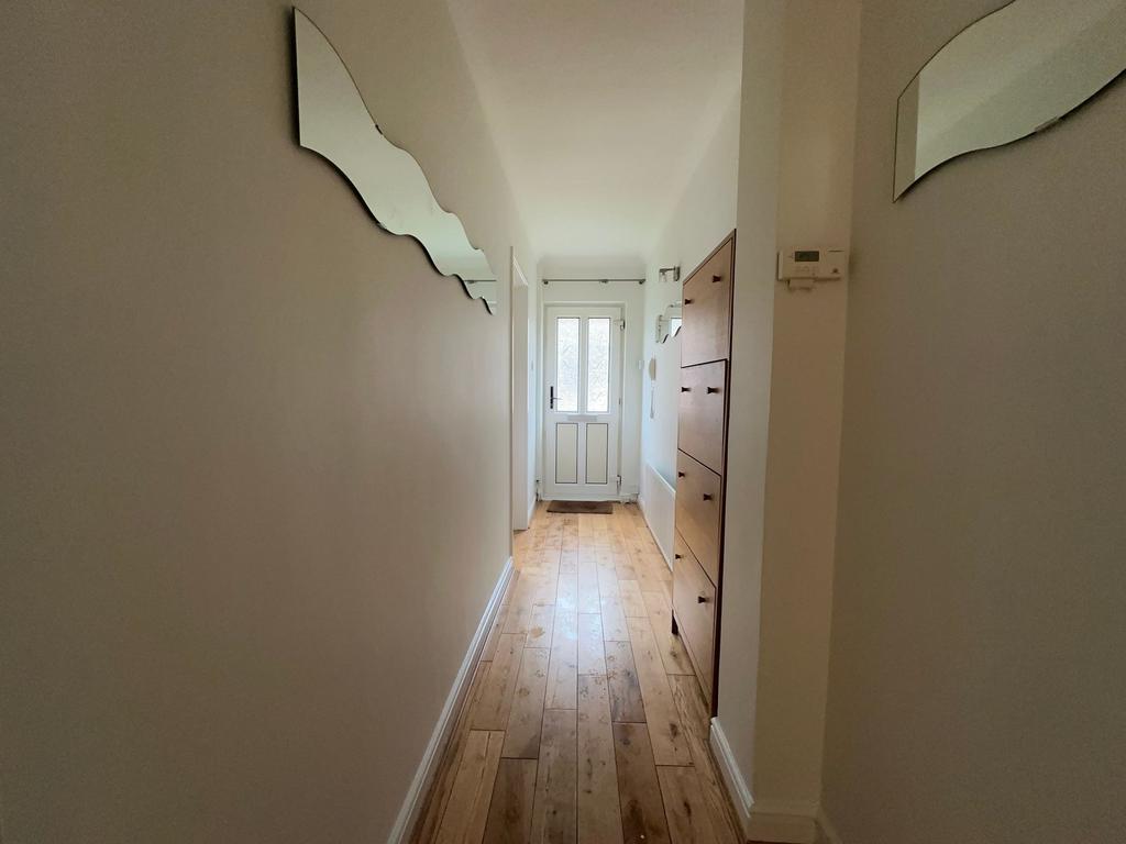 Bright, tidy entrance hallway with wood-effect ...