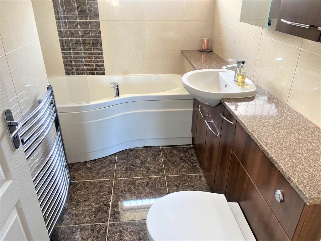 Second Floor Bathroo