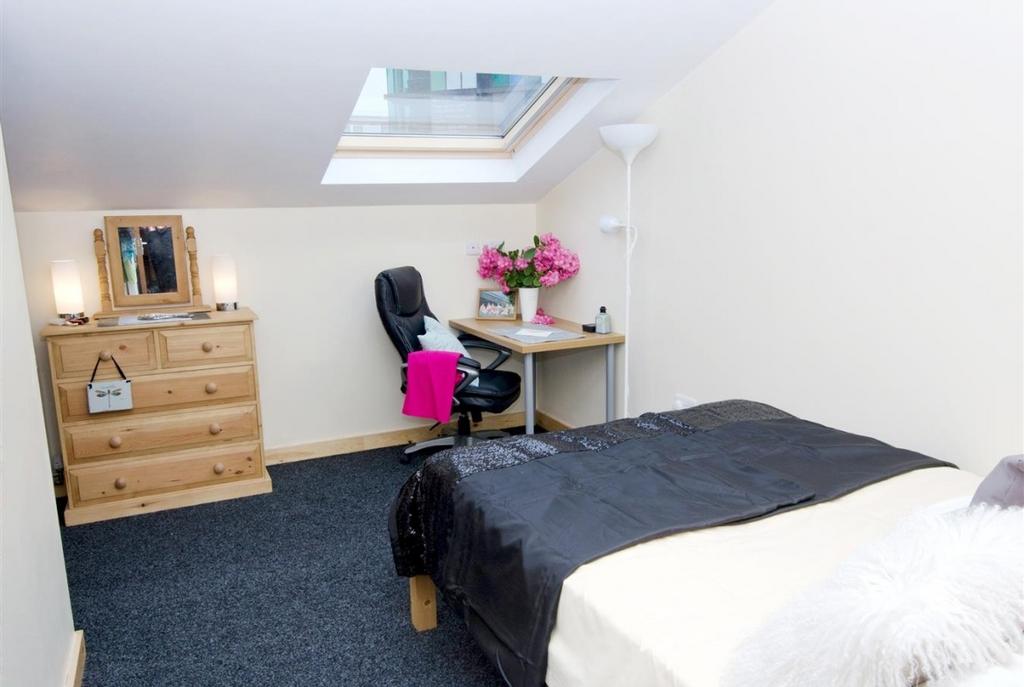 Bright, neatly presented attic bedroom with a c...