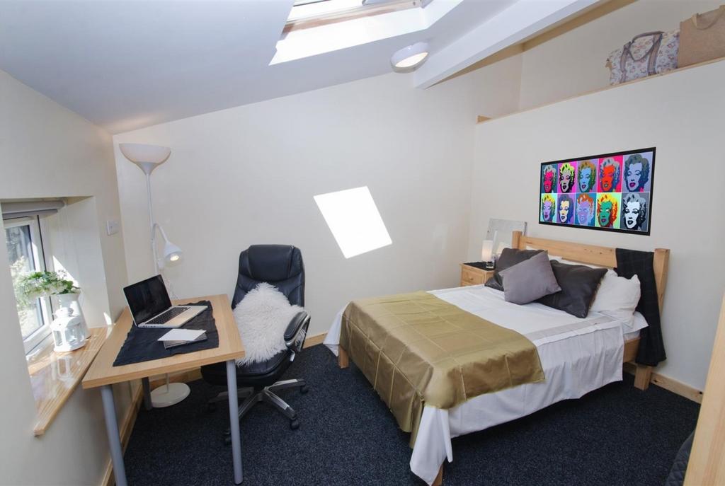 Bright double bedroom with a comfortable bed, s...