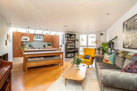 2 bedroom flat for sale, Tregothnan Road, London SW9