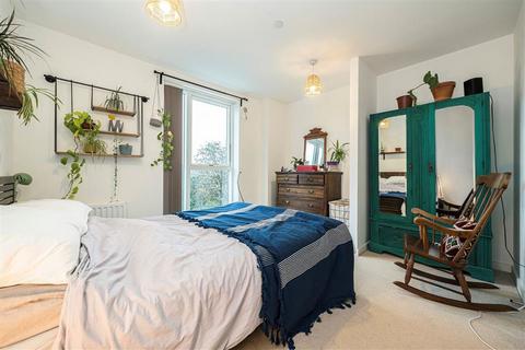 2 bedroom flat for sale, Goodwood Road, London SE14