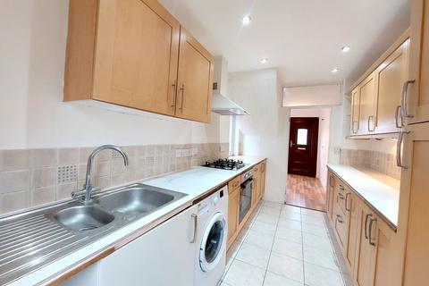 3 bedroom end of terrace house to rent, Kings Hedges Road, Cambridge, CB4