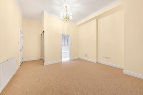 3 bedroom flat to rent, Broadhurst Gardens, London