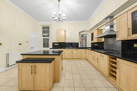 3 bedroom flat to rent, Broadhurst Gardens, London
