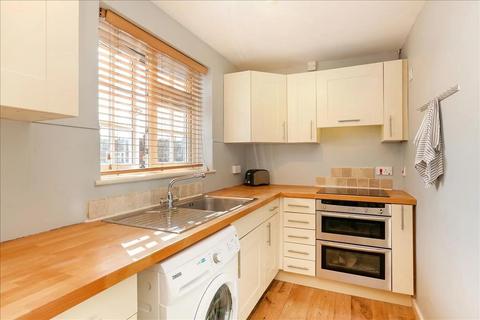 2 bedroom flat to rent, Cromwell Close, Acton