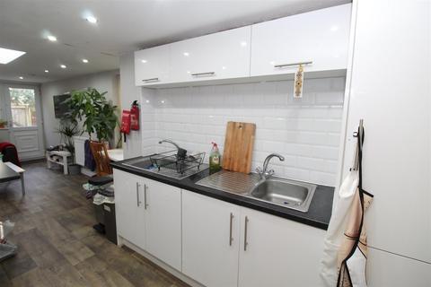 6 bedroom house to rent, Merthyr Street, Cardiff CF24