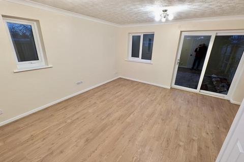 3 bedroom semi-detached house to rent, Elkfield Drive, Blackpool FY3