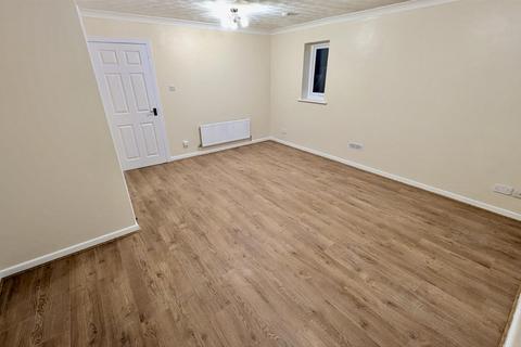 3 bedroom semi-detached house to rent, Elkfield Drive, Blackpool FY3