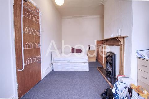 3 bedroom house to rent, Royal Park Avenue, Hyde Park, West Yorkshire